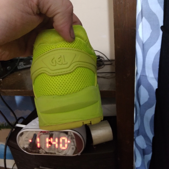 ASICS men's 10.5 *Bright Volt* - Picture 3 of 4